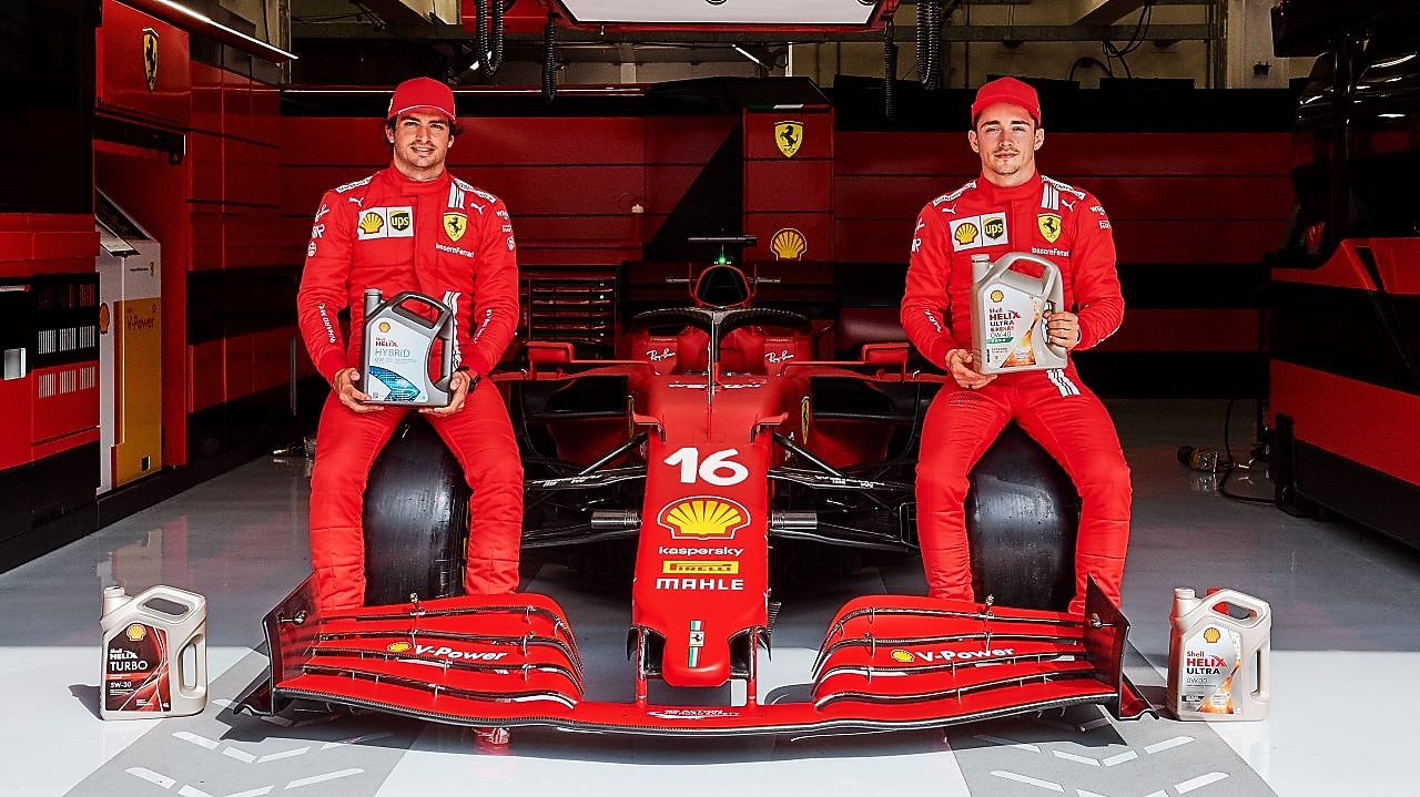 Sebastian Vettel y Kimi Raikkonen llenan sus Ferraris en una estación de Shell