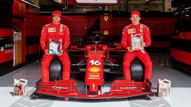 Sebastian Vettel y Kimi Raikkonen llenan sus Ferraris en una estación de Shell