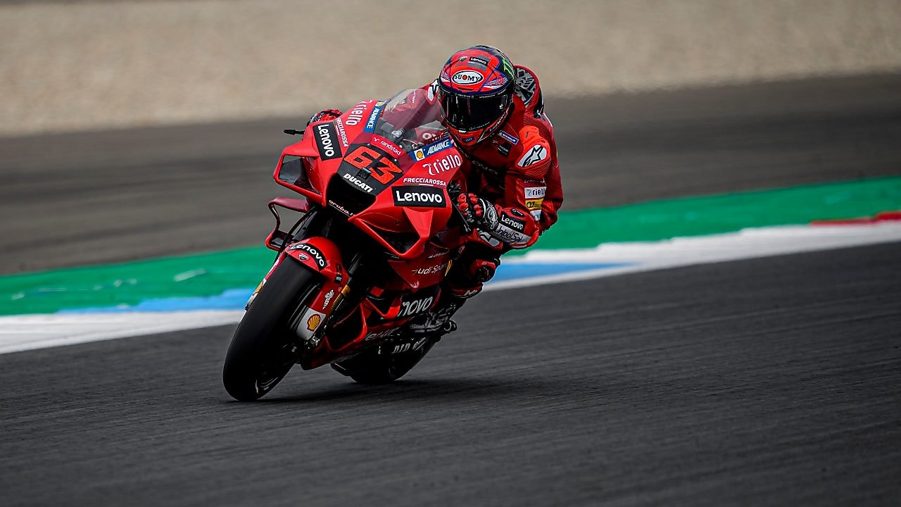 Superbike y piloto de Ducati corriendo por una curva de la pista