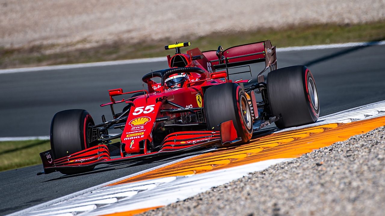 Auto Ferrari de Fórmula Uno 2016 cruzando la línea de meta