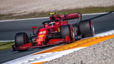 Auto Ferrari de Fórmula Uno 2016 cruzando la línea de meta