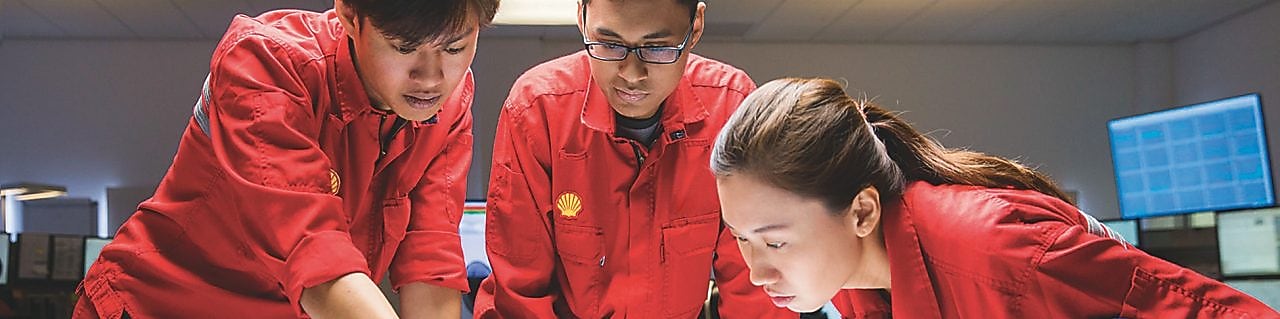 Tres empleados revisando planos