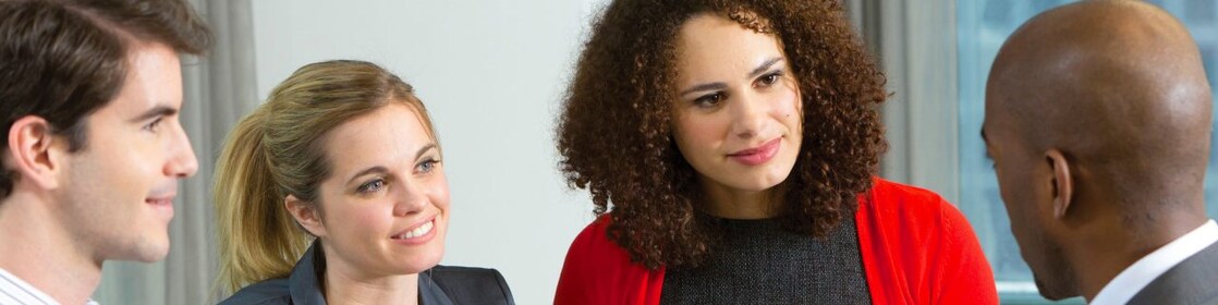 Cuatro empleados de Shell en una reunión