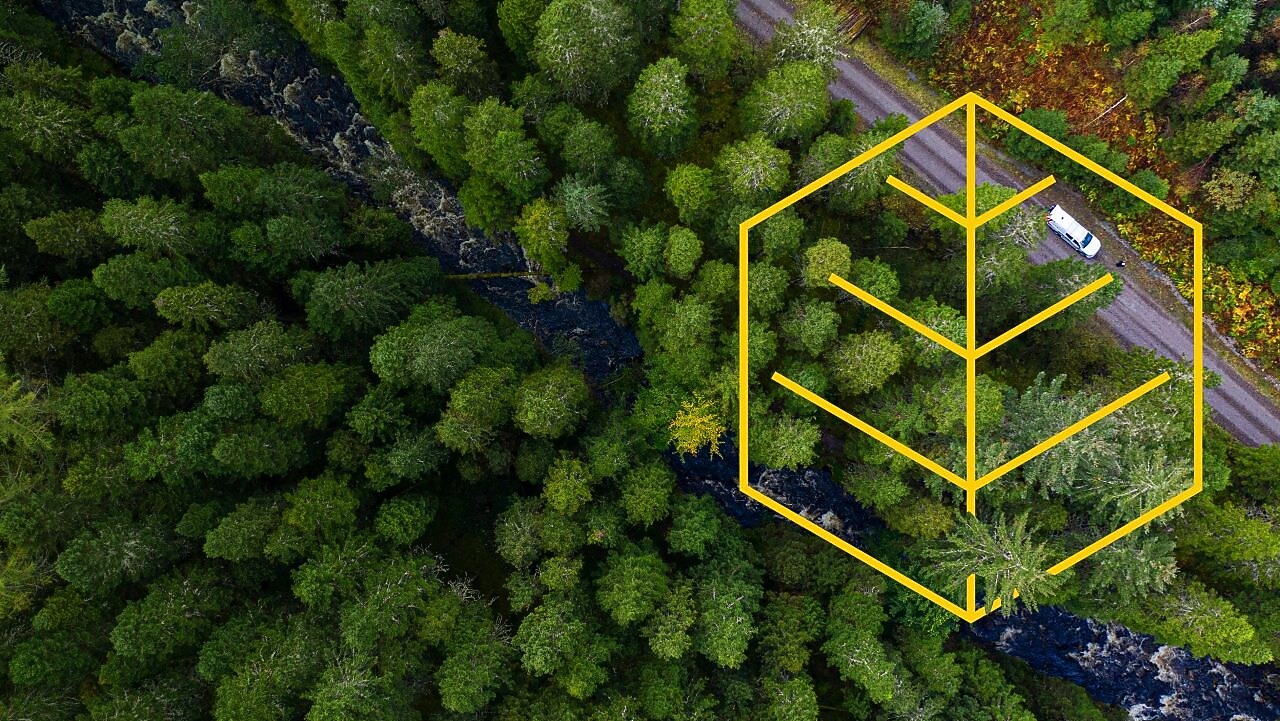 Vista aérea de un río y un camión blanco en una ruta en un bosque de pinos con un gráfico de Respetando la naturaleza