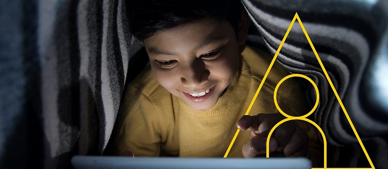 Foto de un niño mirando una tablet con el gráfico de Impulsando vidas