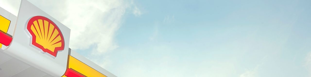 El símbolo de Shell en una estación de servicio minorista