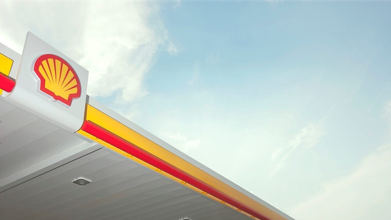 El símbolo de Shell en una estación de servicio minorista