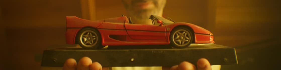 Hombre muestra un modelo de auto de coleccionador