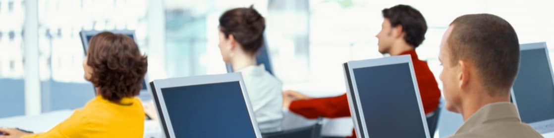 Empleados trabajando con ordenadores en una oficina