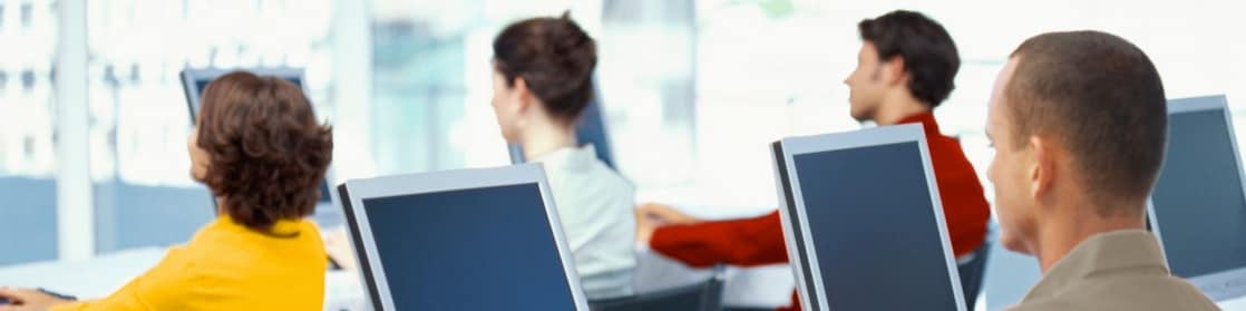 Empleados trabajando con ordenadores en una oficina