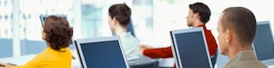 Empleados trabajando con ordenadores en una oficina