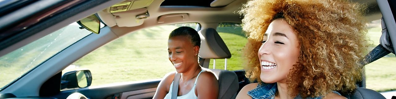 Dos mujeres viajando en un coche
