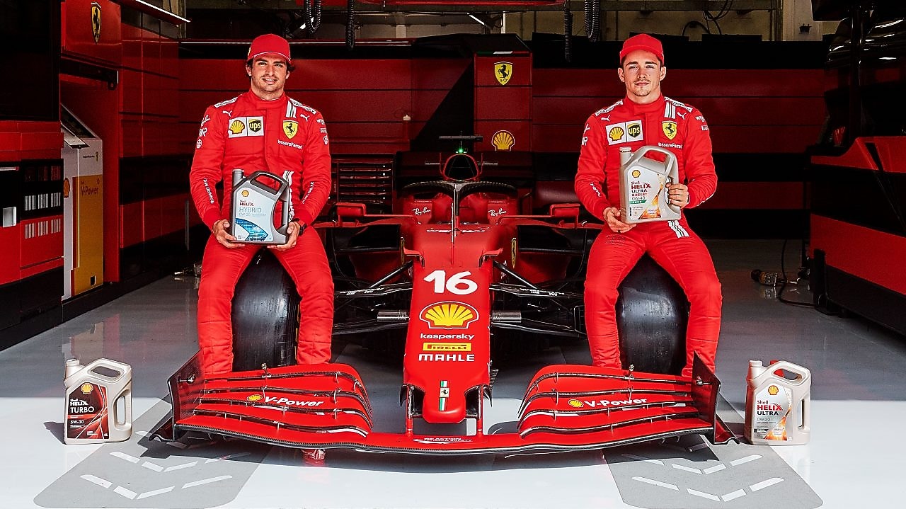 Carlos Sainz Jr y Charles Leclerc con lubricantes Shell