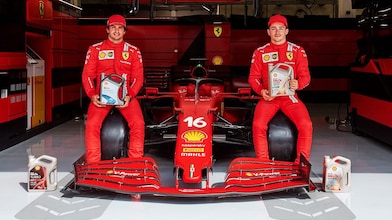 Carlos Sainz Jr y Charles Leclerc con lubricantes Shell
