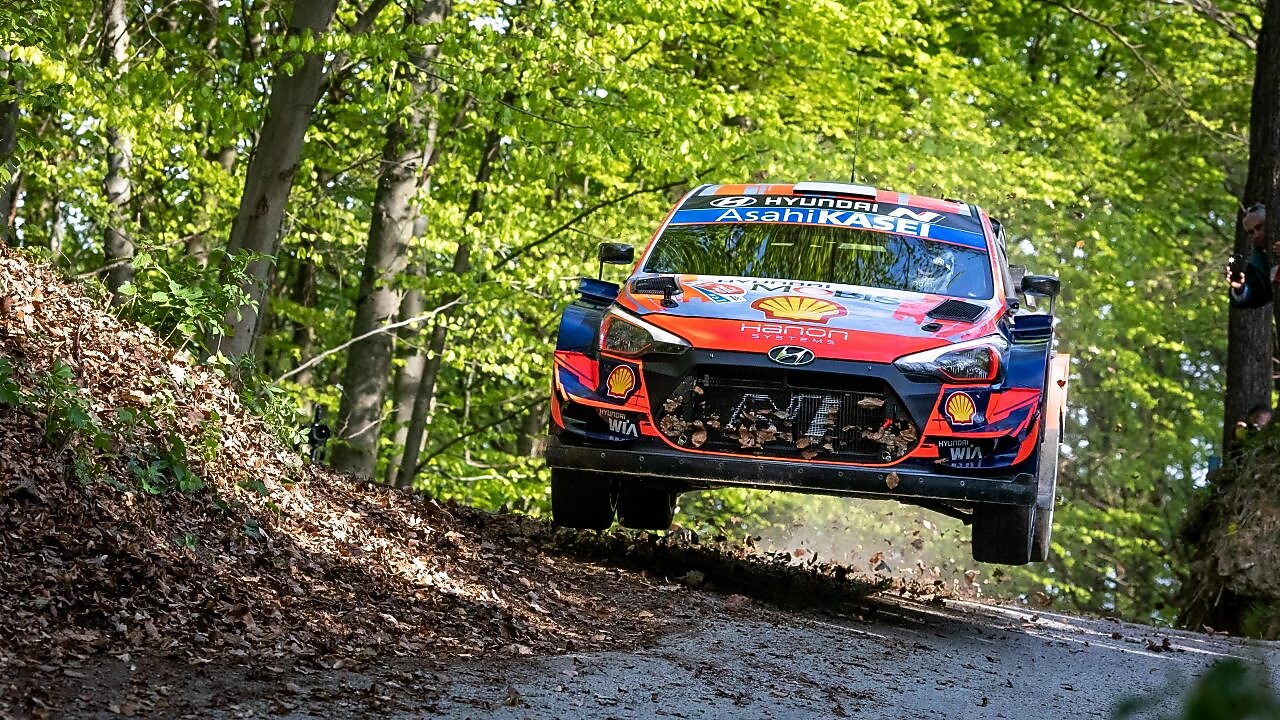 auto de rally derrapando en una curva en el Campeonato del Mundo de Rally