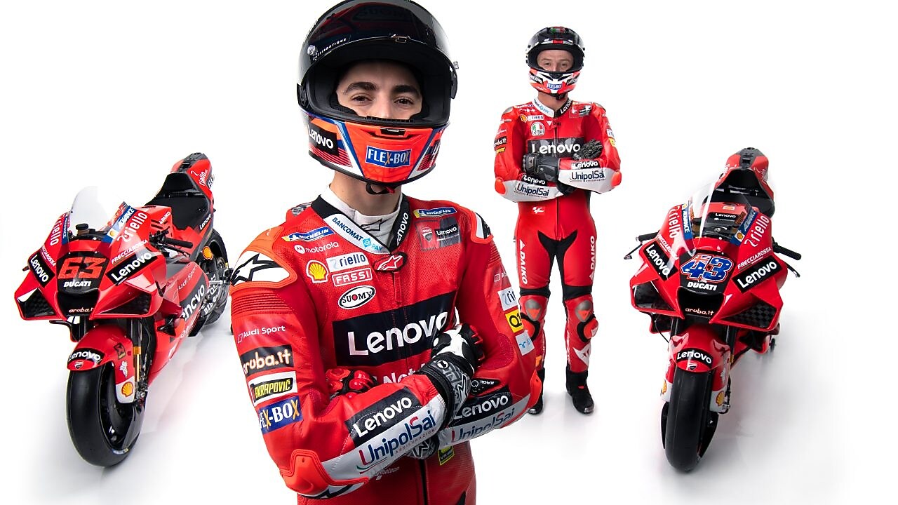 Dos pilotos de Ducati 2016 sentados junto a una moto Ducati