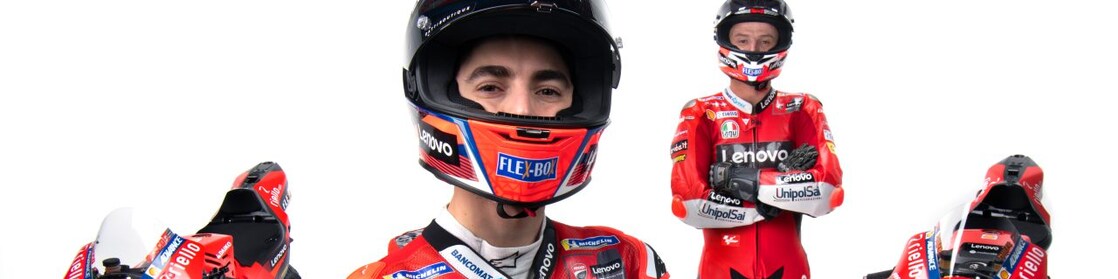 Dos pilotos de Ducati 2016 sentados junto a una moto Ducati