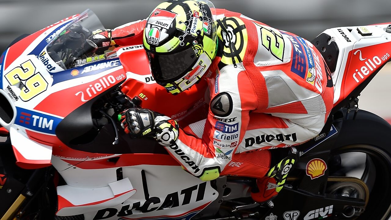 Piloto de Ducati sobre su moto inclinándose en una curva durante la carrera