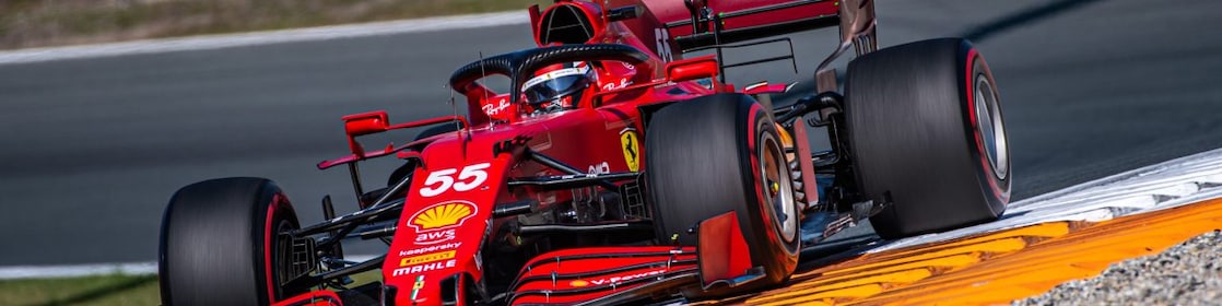 Kimi Raikkonen, piloto de Fórmula 1 del equipo Ferrari, corriendo con su auto Ferrari SF15-T