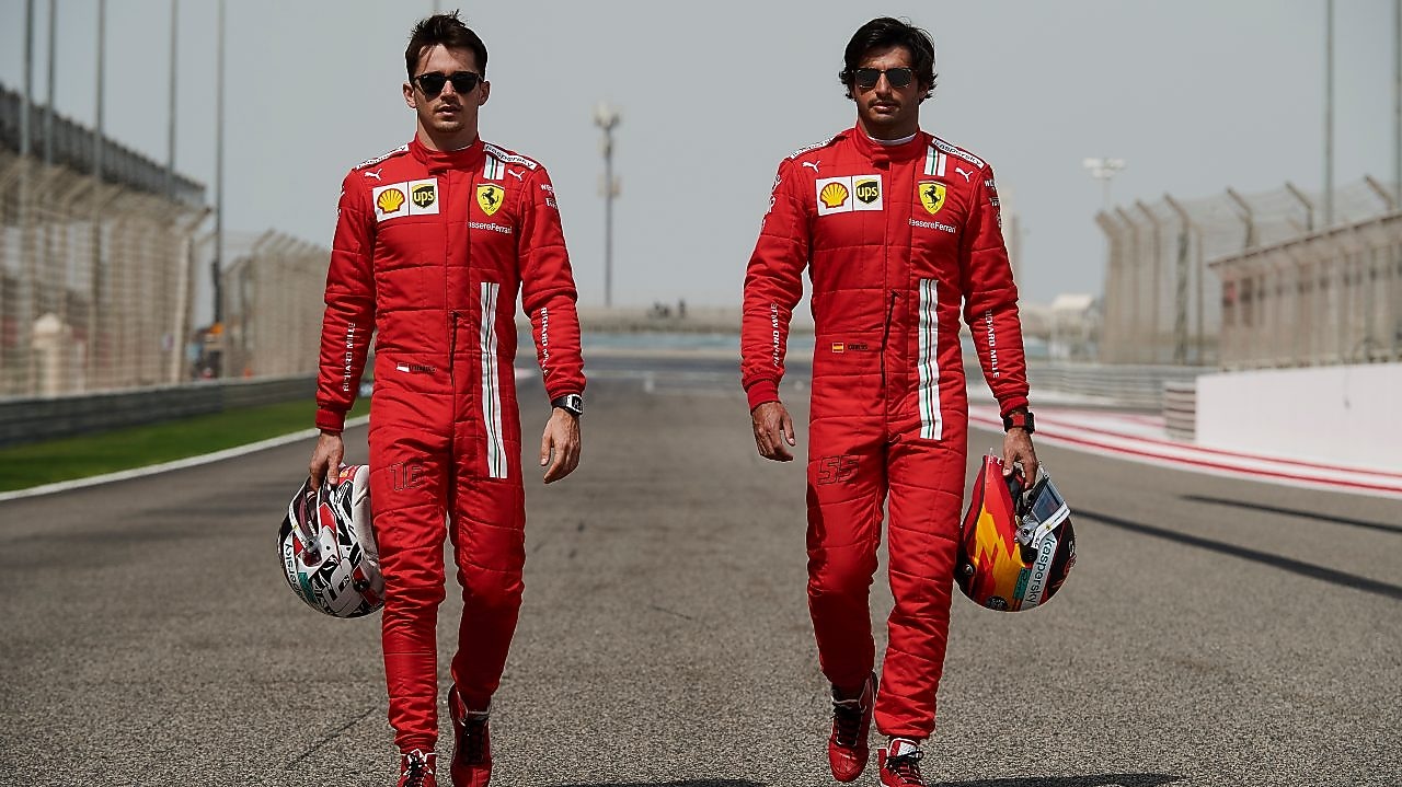Charles Leclers y Carlos Sainz andando en una pista de Fórmula 1