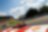 El coche rojo de Ferrari trazando una curva en un circuito de GP
