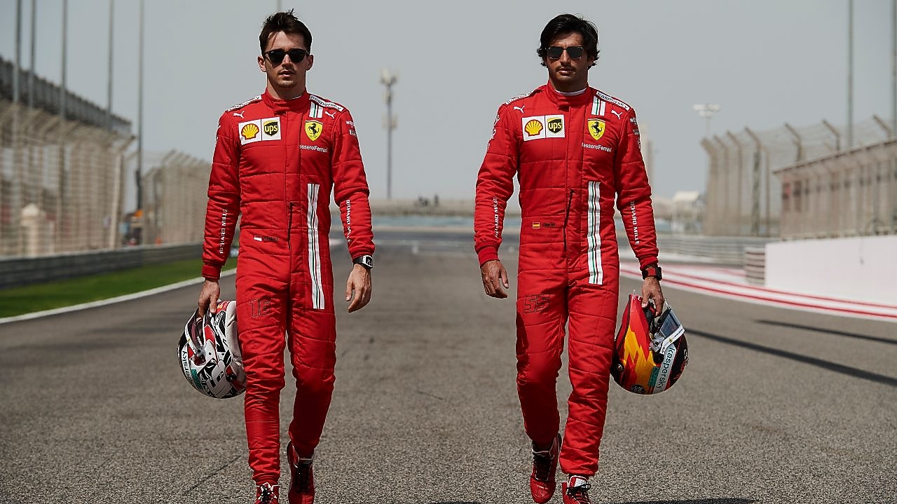 Charles Leclers y Carlos Sainz andando en una pista de Fórmula 1