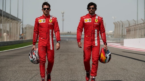 Charles Leclers y Carlos Sainz andando en una pista de Fórmula 1
