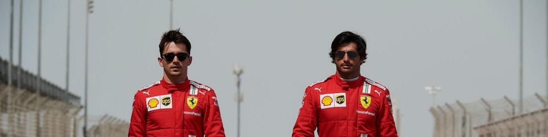 Charles Leclers y Carlos Sainz andando en una pista de Fórmula 1