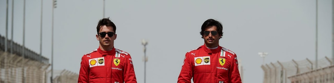 Charles Leclers y Carlos Sainz andando en una pista de Fórmula 1