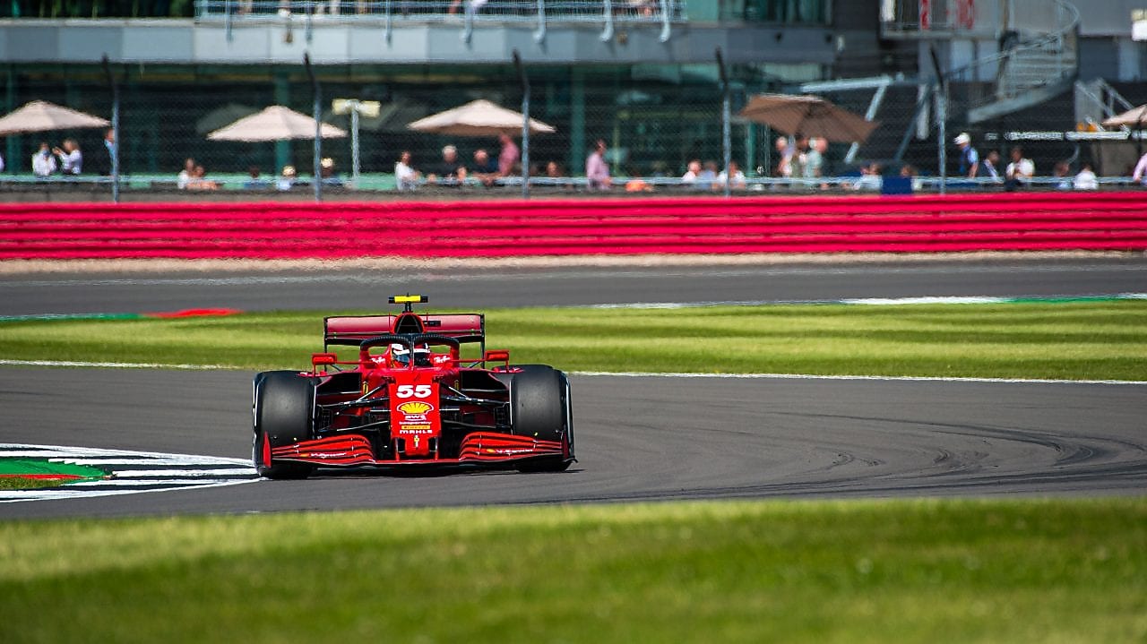 Kimi Raikkonen, piloto de Fórmula 1 del equipo Ferrari, corriendo con su auto Ferrari SF15-T
