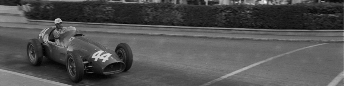 Maurice Trintignant conduciendo su auto Ferrari de Fórmula 1 en el Gran Premio de Mónaco de 1955