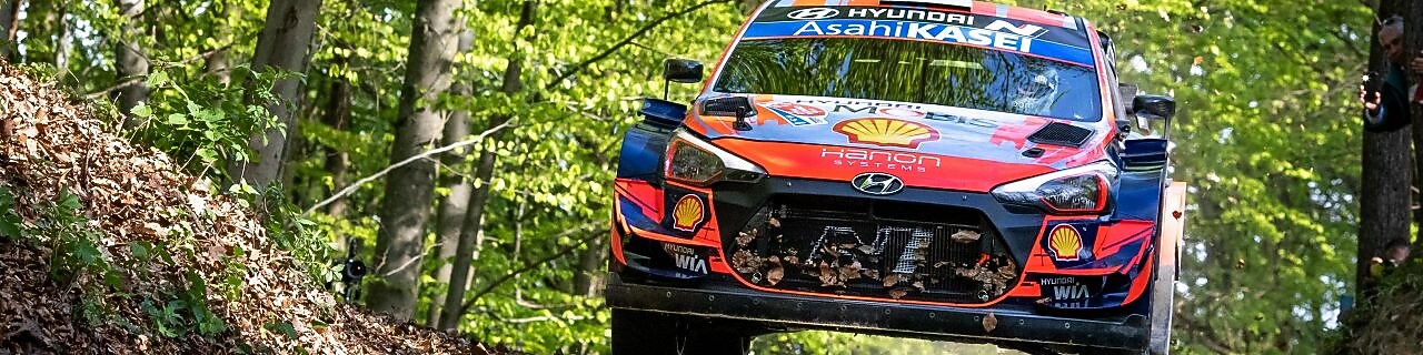 Coche de rally derrapando en una curva en el Campeonato del Mundo de Rally