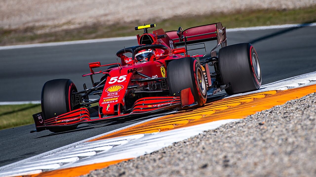 Auto Ferrari de Fórmula Uno 2016 cruzando la línea de meta