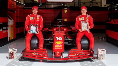 Carlos Sainz Jr y Charles Leclerc con lubricantes Shell