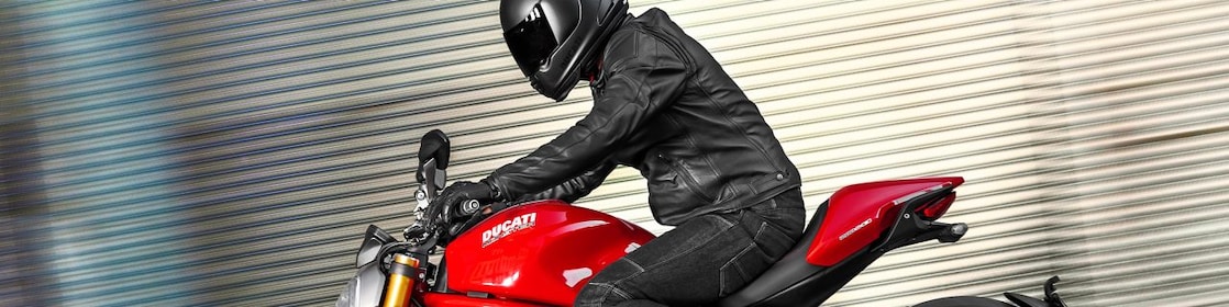 Hombre andando una moto que usa aceite de alta calidad para motor de motocicleta