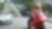 Motocicleta roja y piloto en una ruta con autos y edificios en el fondo