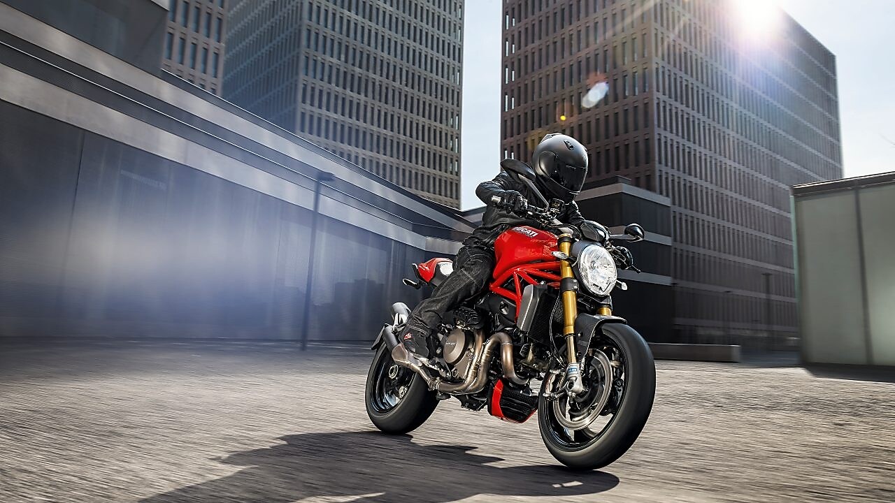 piloto de alta competición manejando una moto