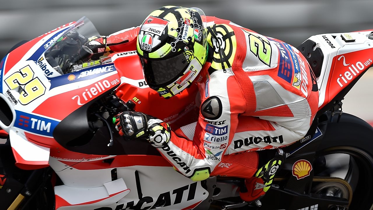 piloto de Ducati andando en una moto