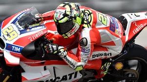 piloto de Ducati andando en una moto