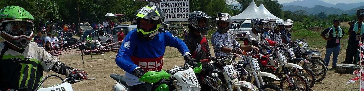 Motos de motocross alineadas al inicio de una carrera