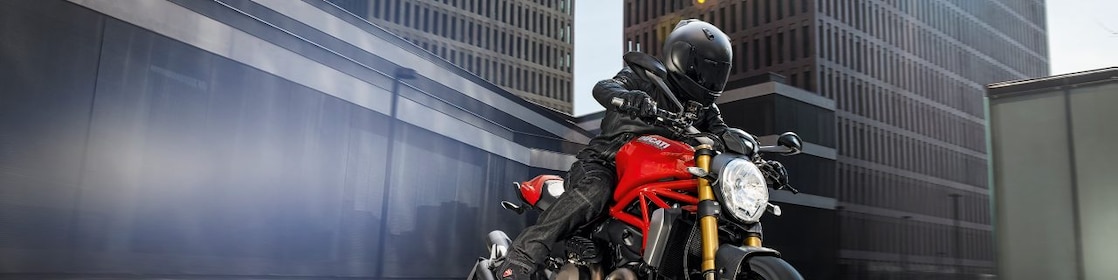piloto de alta competición manejando una moto