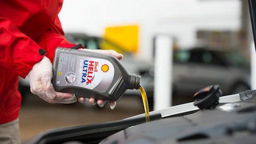 Vertido de Shell Helix Ultra en un motor