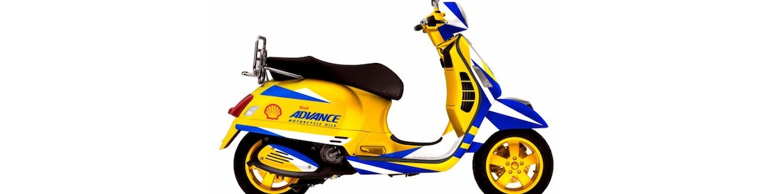 Scooter con colores brillantes y el logotipo de Shell