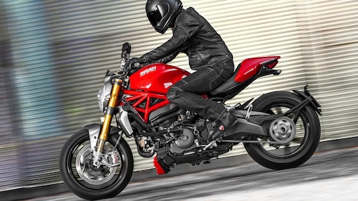 Hombre andando una moto que usa aceite de alta calidad para motor de motocicleta