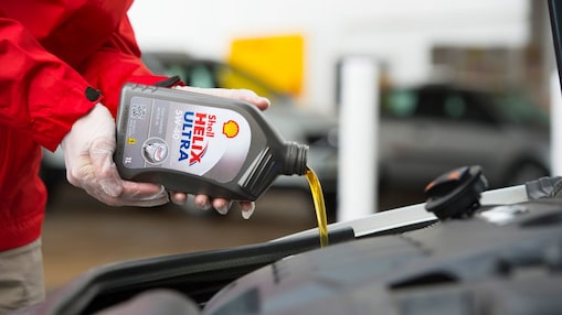 Vertido de Shell Helix Ultra en un motor