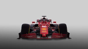 Auto de F1 de la Scuderia Ferrari en el taller