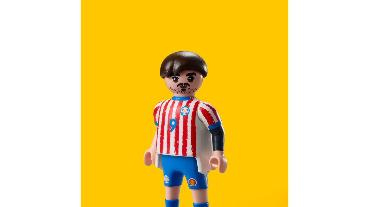 Con 30 años, Antonio Sanabria se ha convertido en una de las grandes cartas ofensivas de la Albirroja. Diestro y actualmente en el Cremonese de Italia, combina instinto goleador con la experiencia que forjó en el fútbol europeo. En el camino rumbo al Mundial 2026, se afirmó como una referencia en ataque, dejando además una huella imborrable con aquella chilena ante Argentina, un gol que ya vive en la memoria de todo un país.