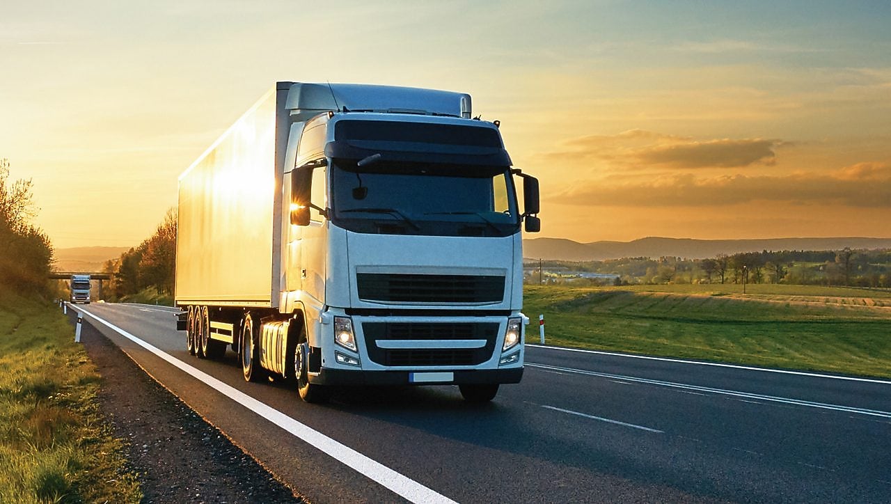 Camion blanco en la estrada al entardecer