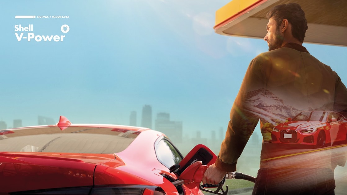 hombre con coche rojo en estacion de servicio Shell