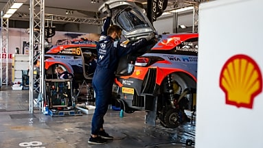 Mecánico trabajando en un coche de rally